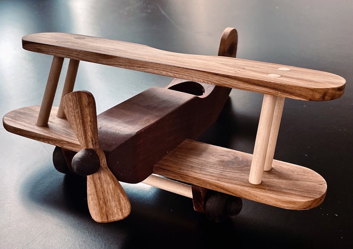 Sød modelflyver af bøg og eg Sød modelflyver af bøg og eg